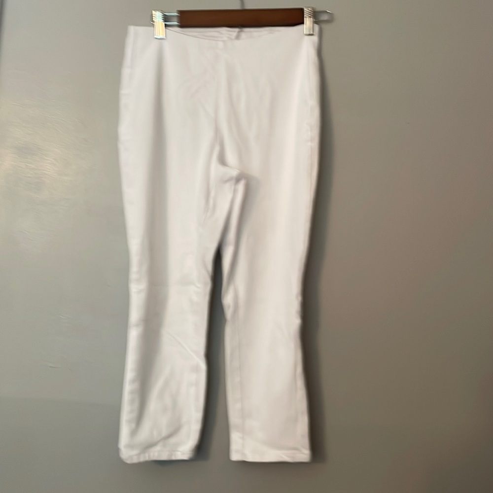Belle by Kim Gravel white denim jeans. Inseam 20”. 4P. Capris? Very nice.
